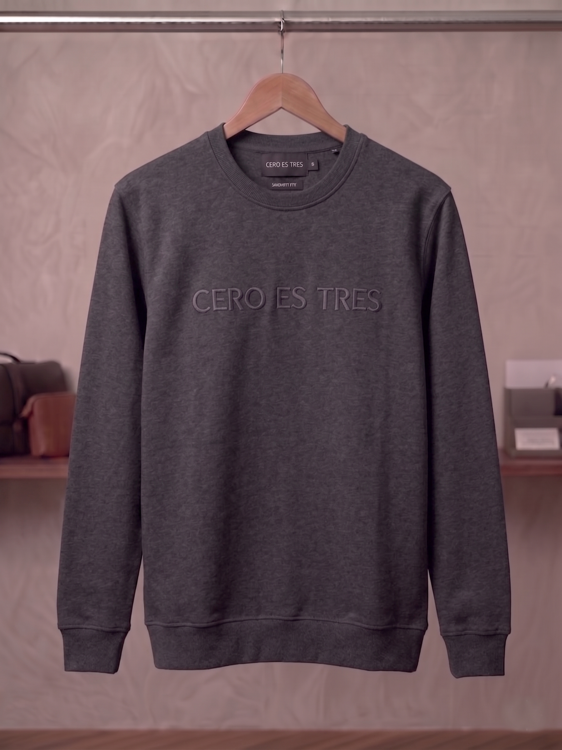 BUZO GOLDEN GRIS TOPO